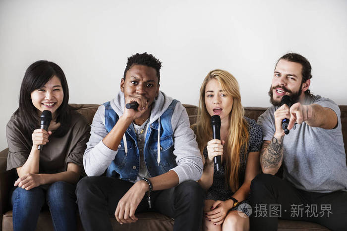 在卡拉ok唱歌的朋友