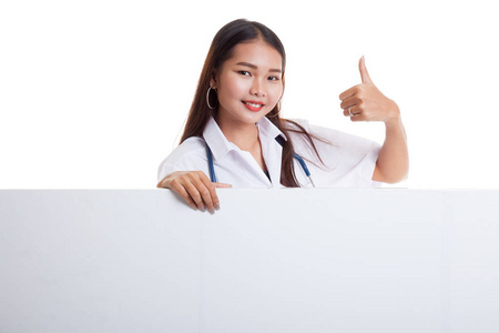 年轻的亚洲女性医生后面空白的白色 bil 露面竖起大拇指