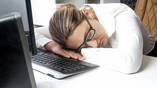 办公室睡觉图片