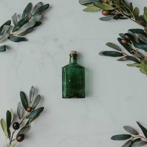 橄榄枝与绿色的瓶子