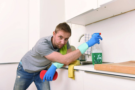 伤心失望的年轻人洗涤和清洁家用厨房水槽