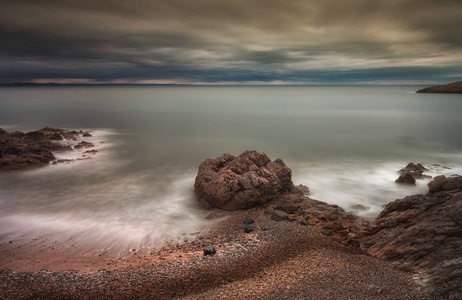 英国南威尔士斯旺西高尔半岛 Rotherslade 湾和驴岩的美丽鹅卵石海岸线长期暴露