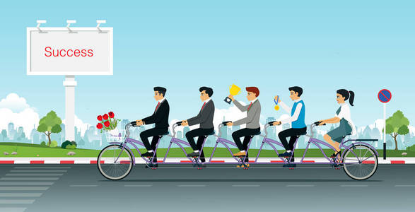 一群商人一起骑着一辆串联自行车, 手上拿着奖杯。