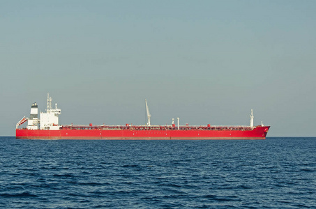一艘大油轮在海上运载货物