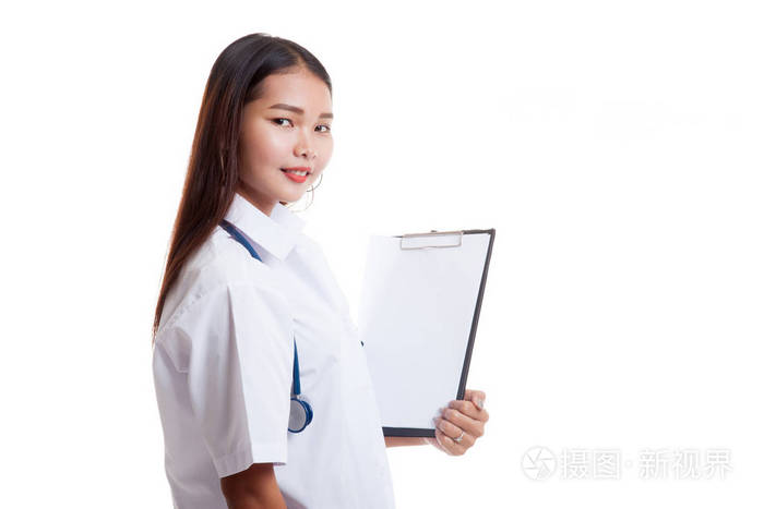 年轻的亚洲女性医生举行剪贴板