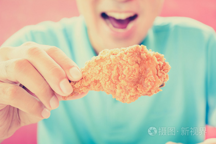 一个张口要吃炸鸡腿的男人