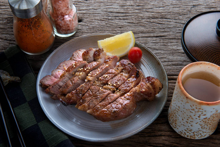 猪肉烧烤日式料理图片