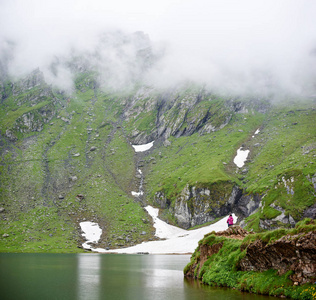 一张宁静的清晨景色在罗马尼亚的水坝 Vidraru 湖 copyspace 风景风景欧洲旅游目的地旅游周末假期生活方式 evir