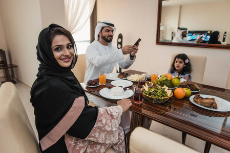 阿拉伯家庭阿拉伯语快乐家庭生活的时刻在家里照片