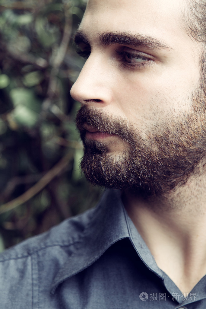 特写侧面肖像的吸引力严肃认真的人