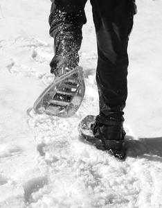 人奔跑与穿雪鞋在山作用黑和白色