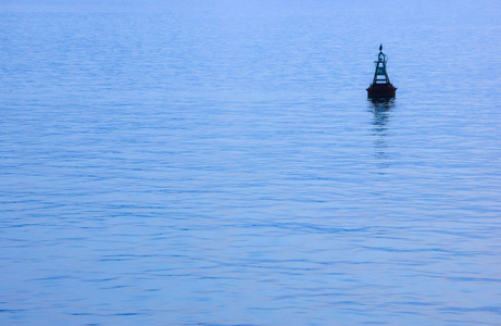 漂浮在蓝色水背景中的浮标