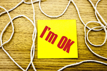 我是 ok-字在黄色粘纸条在木质背景.商务理念照片