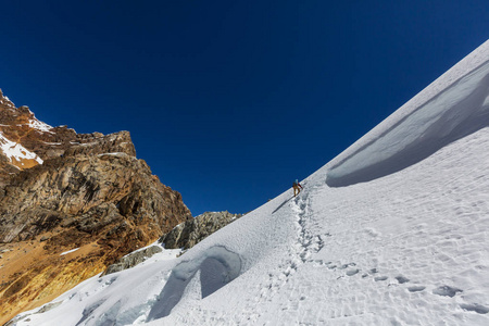 在积雪覆盖的山上徒步旅行