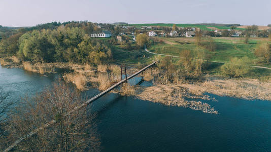 村里的桥。鸟瞰。春天。美丽的自然。乌克兰