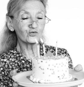 高级女人抱着生日蛋糕