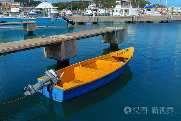 码头附近的一条黄色木船