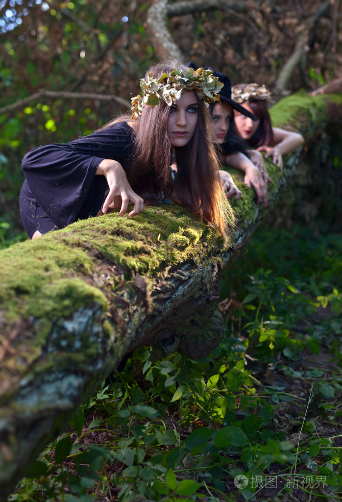 在黑暗的森林中的女巫