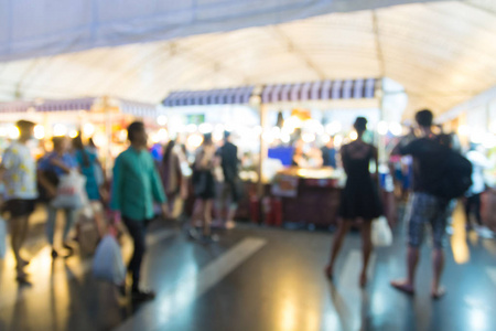 人们购物街食品和纪念品在当地夜市