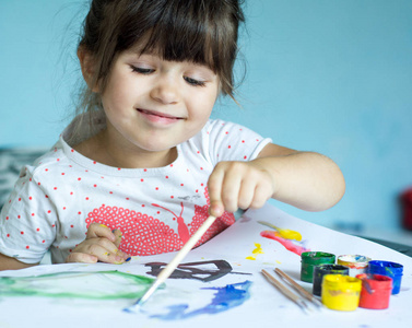 小孩子在家里画画.