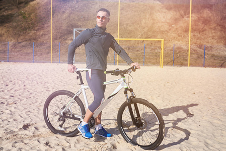 骑自行车骑车在沙滩上