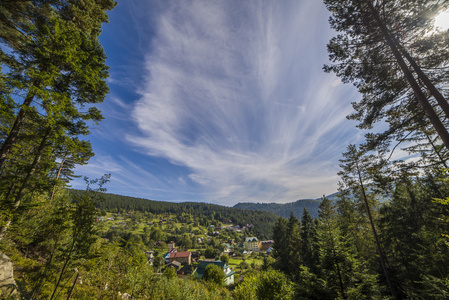 在清晨天空与云彩山风景