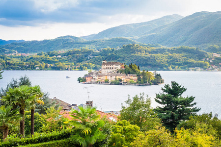 位于意大利皮埃蒙特奥尔塔湖的 Giulio 岛的浪漫景色