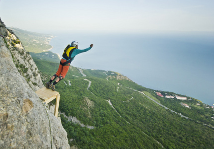海豚从watrer上跳下图片