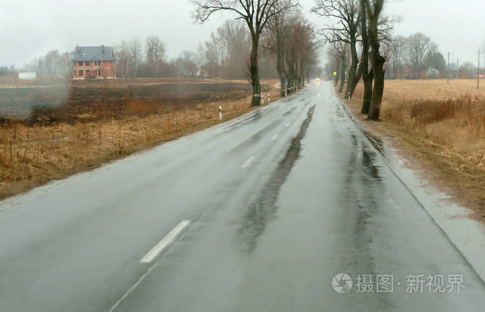 雨在玻璃 在高速公路上驾驶在大雨 雨点在汽车玻璃 湿沥青照片 正版商用图片0glp0s 摄图新视界