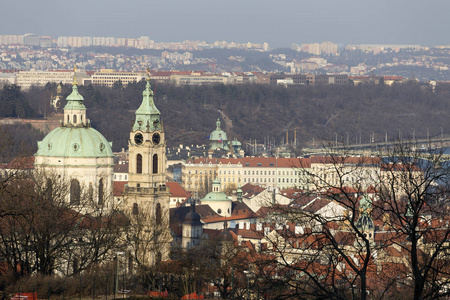 阳光明媚的寒冷冬季布拉格城市与它的大教堂, 历史建筑和塔, 捷克共和国