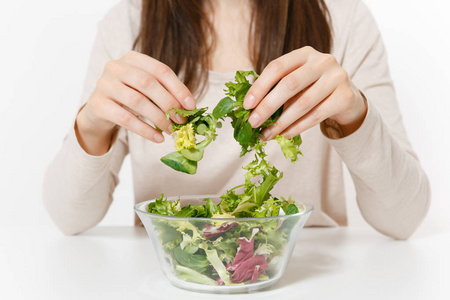 关闭裁剪妇女与绿叶沙拉在玻璃碗, 在手隔绝白色背景。适当的营养, 素食, 健康的生活方式, 节食的概念。广告区域, 复制空间