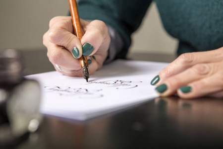 妇女做书法文字, 用钢笔 b 制作艺术纸