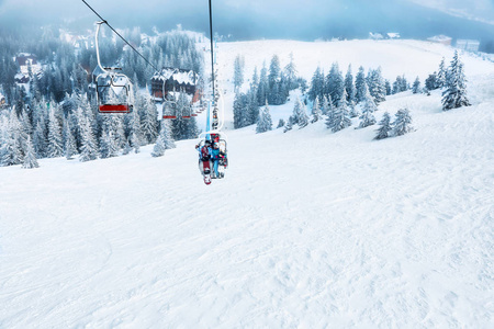 山度假村的滑雪升降机情侣。寒假