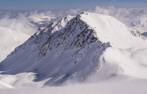 冬天山全景与滑雪倾斜, Bareges, Pyrennees