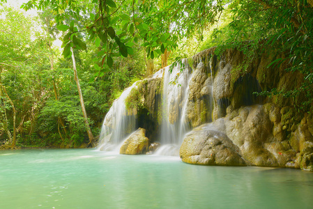 爱侣湾瀑布，在国家公园，Kranchanaburi，泰国