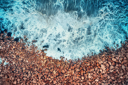 海浪和岩石海岸鸟瞰图