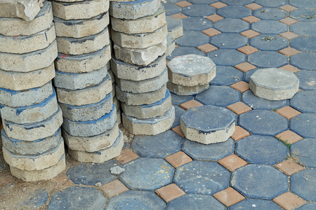 网站八角形敷设在施工现场摊铺地板的八角形砖照片