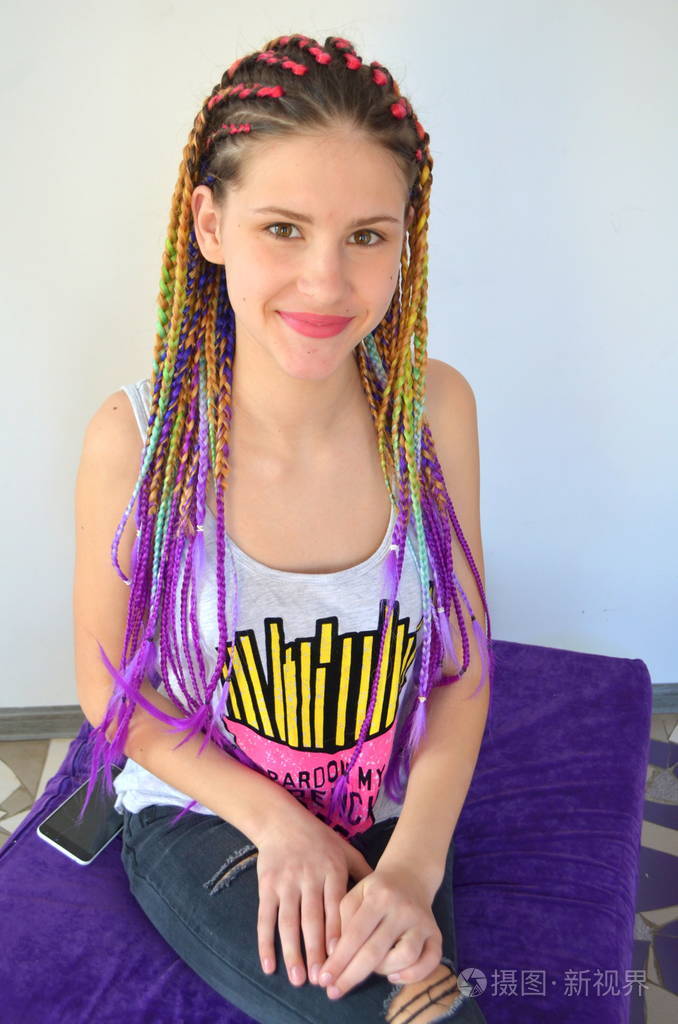 一个女孩与一套时髦的多彩的辫子kanekalon彩色人工股的头发编结辫子
