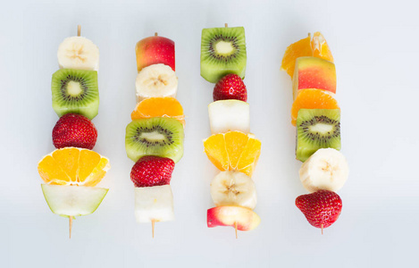 水果戳穿健康饮食的概念图片