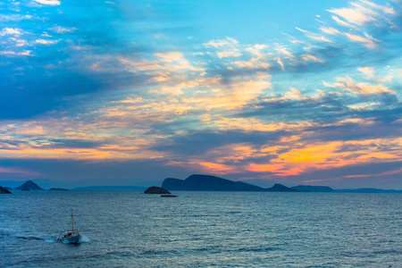 美丽的海上日落