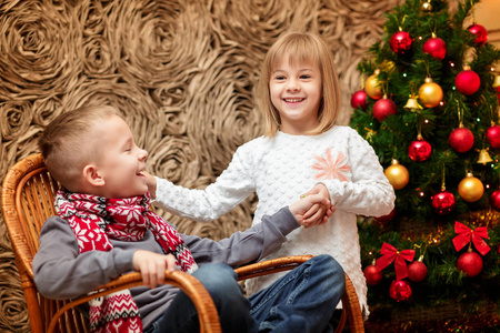 两个小孩在圣诞树上的背景