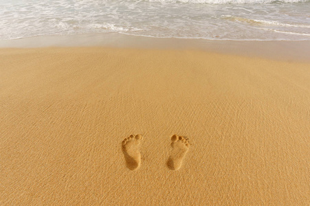 在沙滩和海上冲浪的脚印