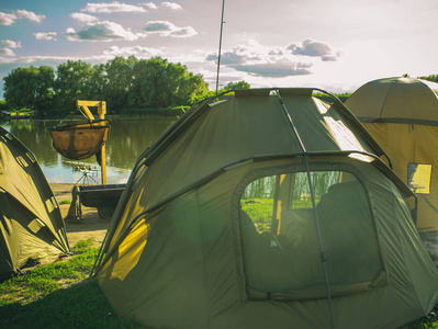 帐篷营在河或湖海滩, 夏天假期