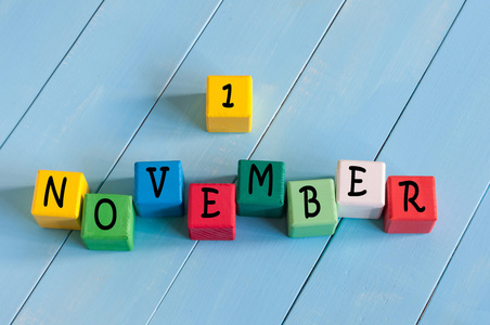 11 月 1 日对小孩玩具多维数据集上木制的农村背景的日历