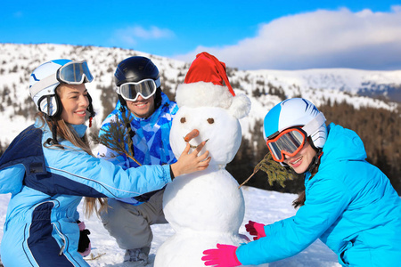 在滑雪胜地做雪人的一群朋友