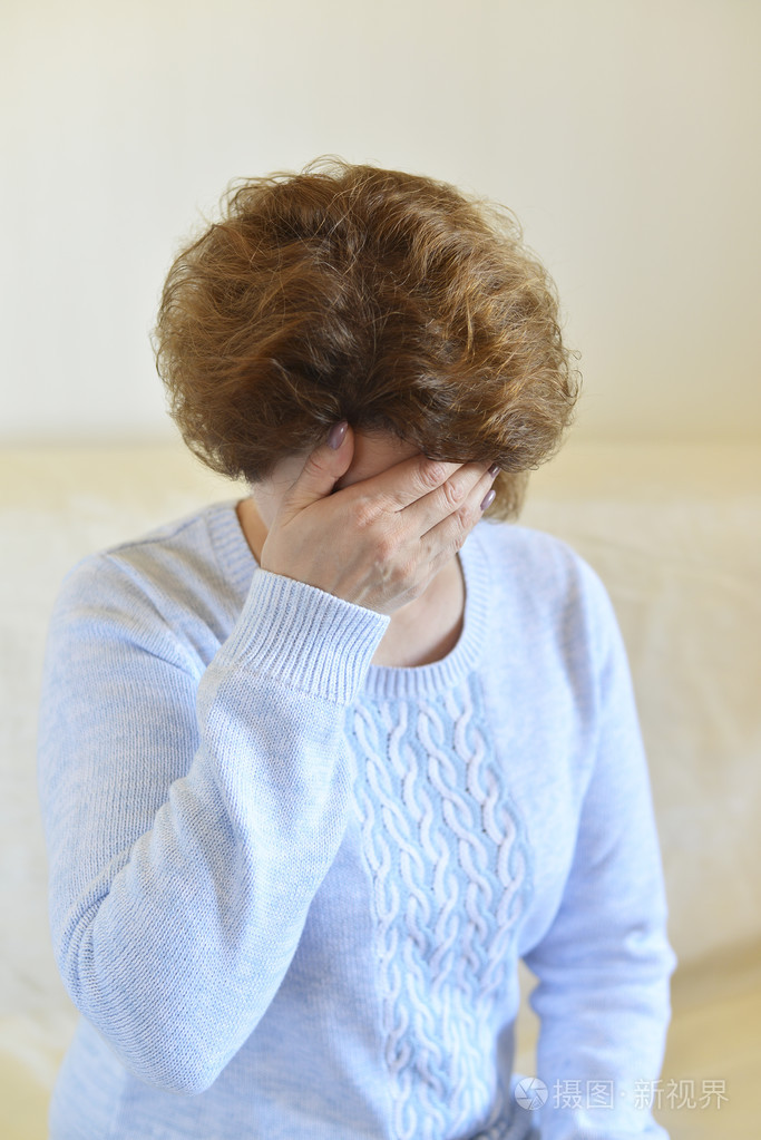 郁闷的女人捂着脸与手