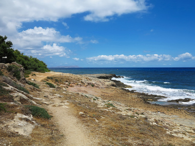 湛蓝的海水水 landskape 和格力克里特岛海岸附近的岩石