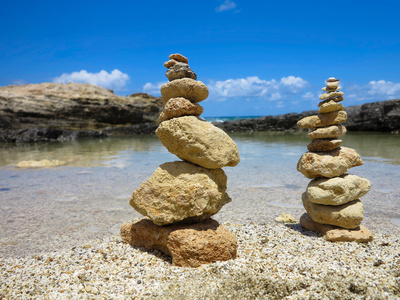 Piramide 堆栈的禅宗石头附近大海和蓝天