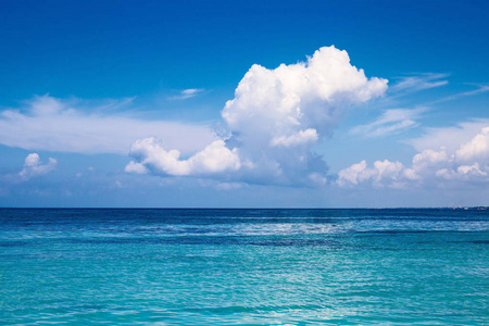 加勒比海。一个饱和的蓝天, 云彩和海