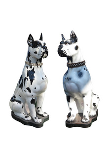 两只狗，白色孤立的花园雕像